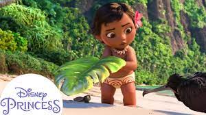 Baby Moana saves a baby turtle